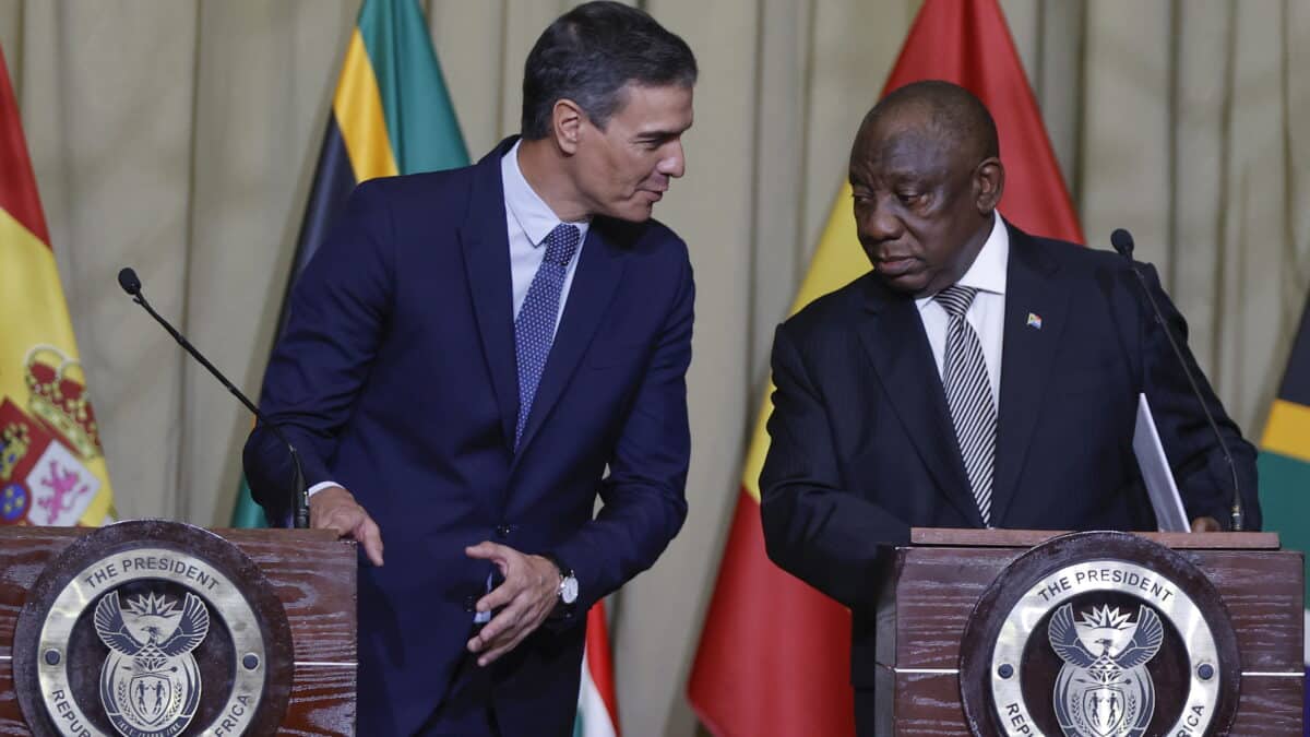 Pretoria (South Africa), 26/10/2022.- South African President Cyril Ramaphosa (R) and Spain's Prime Minister Pedro Sanchez (L) give a press conference in Pretoria, South Africa, 27 October 2022. Sanchez will also visit the Constitution Hill in Johannesburg before leaving to Spain. (Sudáfrica, España, Johannesburgo) EFE/EPA/PHILL MAGAKOE / POOL