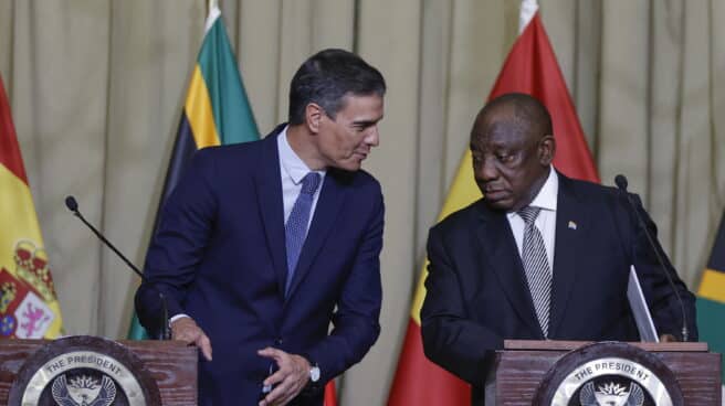 Pretoria (South Africa), 26/10/2022.- South African President Cyril Ramaphosa (R) and Spain's Prime Minister Pedro Sanchez (L) give a press conference in Pretoria, South Africa, 27 October 2022. Sanchez will also visit the Constitution Hill in Johannesburg before leaving to Spain. (Sudáfrica, España, Johannesburgo) EFE/EPA/PHILL MAGAKOE / POOL Pretoria (South Africa), 26/10/2022.- South African President Cyril Ramaphosa (R) and Spain's Prime Minister Pedro Sanchez (L) give a press conference in Pretoria, South Africa, 27 October 2022. Sanchez will also visit the Constitution Hill in Johannesburg before leaving to Spain. (Sudáfrica, España, Johannesburgo) EFE/EPA/PHILL MAGAKOE / POOL