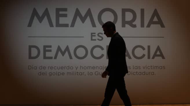 Pedro Sánchez preside el acto por el "Día de Recuerdo y Homenaje a todas las víctimas del golpe militar, la Guerra y la Dictadura" -FOTODELDIA- MADRID, 31/10/2022.- El presidente del Gobierno, Pedro Sánchez, preside el acto por el "Día de Recuerdo y Homenaje a todas las víctimas del golpe militar, la Guerra y la Dictadura", en el que se entregará una veintena de diplomas a familiares de víctimas y a asociaciones vinculadas a la memoria histórica, como las Trece Rosas o las Sinsombrero, este lunes en Madrid. EFE/ Juan Carlos Hidalgo