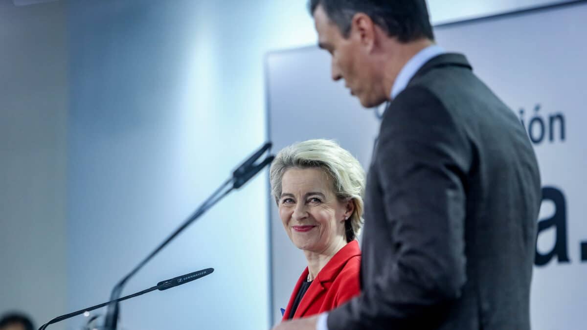 La presidenta de la Comisión Europea, Ursula von der Leyen, y el presidente del Gobierno, Pedro Sánchez, en rueda de prensa.