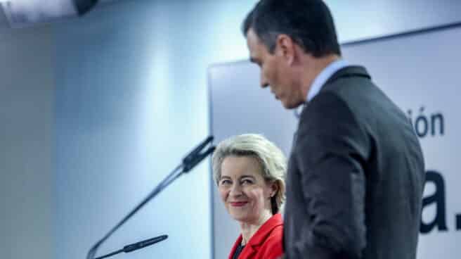 La presidenta de la Comisión Europea, Ursula von der Leyen, y el presidente del Gobierno, Pedro Sánchez, en rueda de prensa.