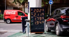El precio de la gasolina no encuentra techo y ya se paga a dos euros en el centro de Madrid y Barcelona