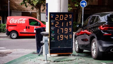El precio de la gasolina no encuentra techo y ya se paga a dos euros en el centro de Madrid y Barcelona