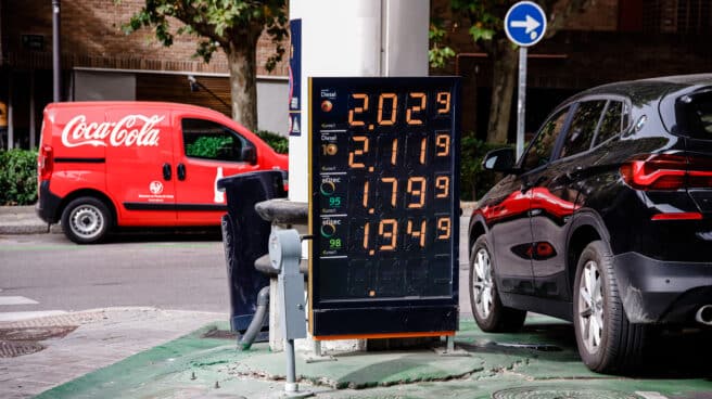 Precio de la gasolina en una imagen de archivo Precio de la gasolina en una imagen de archivo