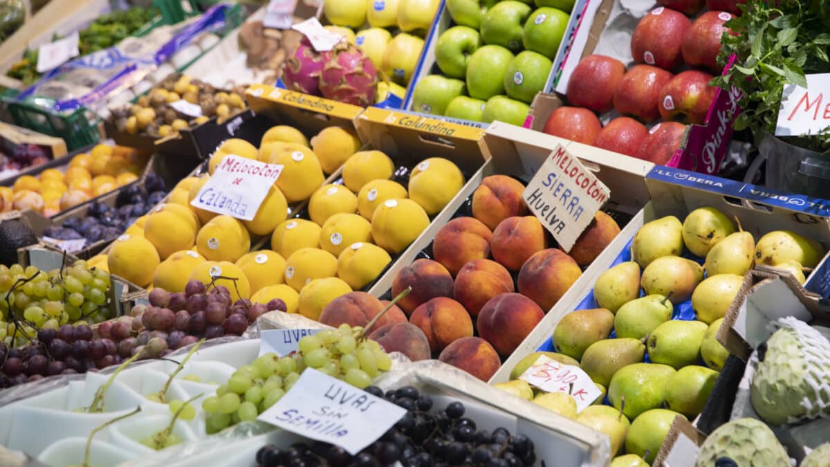 Detalle de un puesto de frutas en el mercado de abastos de Triana, en Sevilla.