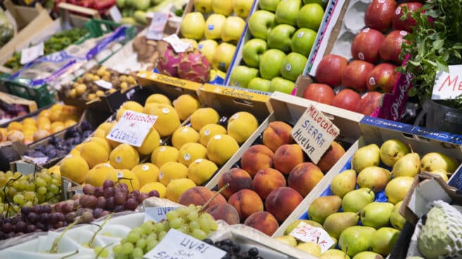 Detalle de un puesto de frutas en el mercado de abastos de Triana, en Sevilla.