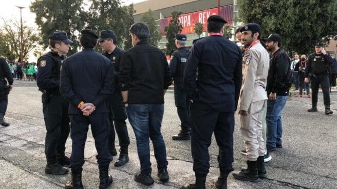 Antidisturbios españoles y policías qataríes en el dispositivo de seguridad diseñado con motivo de la final de la Copa del Rey de Fútbol 2022, disputada el pasado mes de abril en el estadio sevillano de La Cartuja.