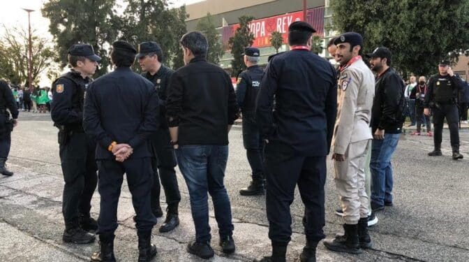 La exigencia de Qatar sobre el uniforme frustra la presencia de policías españoles en la seguridad del Mundial de Fútbol