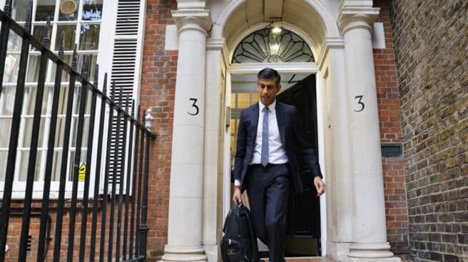 Rishi Sunak sale de su oficina en Londres Rishi Sunak, ex ministro de Hacienda del gobierno Johnson