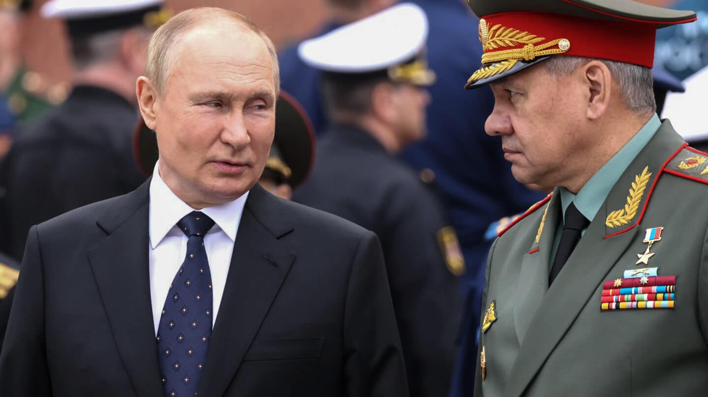 El líder ruso, Vladimir Putin, y el ministro ruso de Defensa, Serguei Shoigu (d), en Moscú