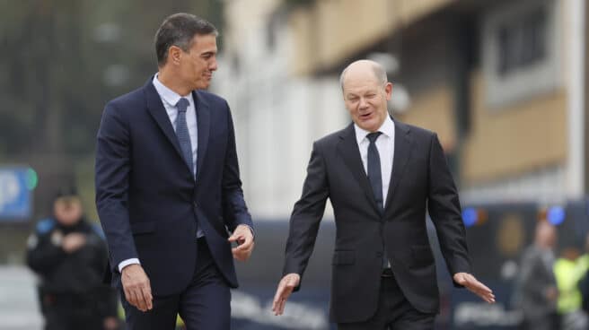 Pedro Sánchez (i) y Olaf Scholz en La Coruña