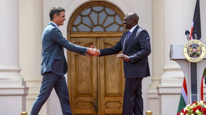 Nairobi (Kenya), 26/10/2022.- Spanish Prime Minister Pedro Sanchez (L) with Kenyan President William Ruto (R) shake hands during a joint press conference after holding bilateral talks at Statehouse in Nairobi, Kenya, 26 October 2022. Sanchez is on a two-day state visit to Kenya, before heading to South Africa as part of his Africa tour. (Kenia, Sudáfrica, España) EFE/EPA/DANIEL IRUNGU