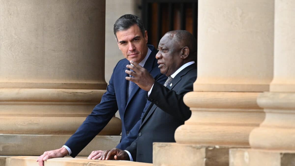 PRETORIA (SUDÁFRICA), 27/10/2022.- El presidente del Gobierno, Pedro Sánchez (i), se reúne con el presidente sudafricano, Ciryl Ramaphosa (d), durante una reunión con motivo de su visita oficial a este país, la primera de un jefe del Ejecutivo español desde el establecimiento de relaciones diplomáticas, este jueves en Pretoria, Sudáfrica. EFE/ Borja Puig De La Bellacasa/ Pool Moncloa SOLO USO EDITORIAL/ SOLO USO DISPONIBLE PARA ILUSTRAR LA NOTICIA QUE ACOMPAÑA/ (CRÉDITO OBLIGATORIO)