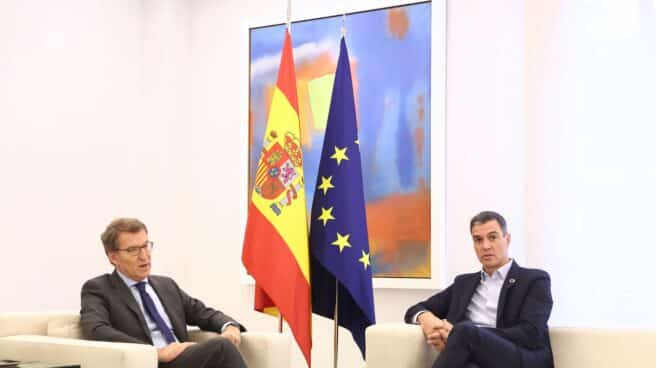 Sánchez se reúne con Feijóo en Moncloa tras el anuncio de la dimisión de Lesmes