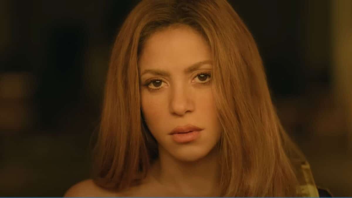 Fotograma de Shakira llorando en el videoclip de Monotonía junto a Ozuna