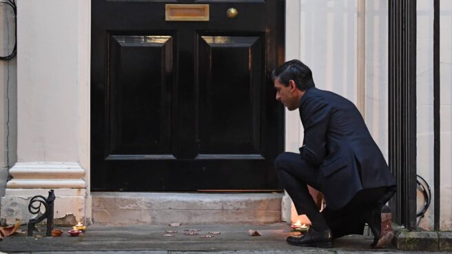 Rishi Sunak coloca velas en la puerta del 10 de Downing Street