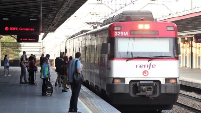 Unos pasajeros esperan para montarse en un tren de Cercanías Renfe en Alcorcón, Madrid (España)