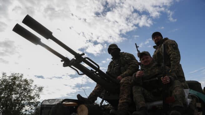 Soldados ucranianos avanzan en Kamyanka Invasión rusa de Ucrania