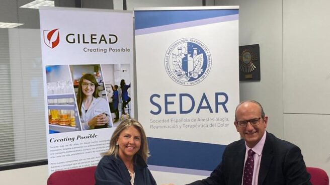 María Río, vicepresidenta y directora general de Gilead España y Javier García, presidente de la Sociedad Española de Anestesiología.