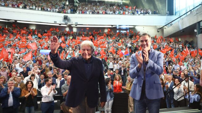 Felipe González y Pedro Sánchez en Sevilla durante el acto conmemorativo de los 40 años de la victoria del PSOE