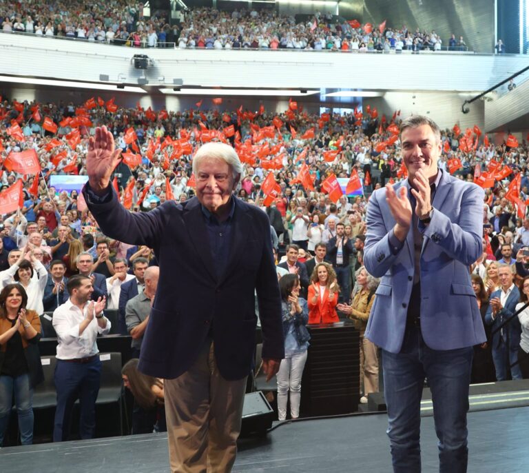 Pedro Sánchez acusa al PP de ser un partido anticonstitucional en el homenaje a Felipe González