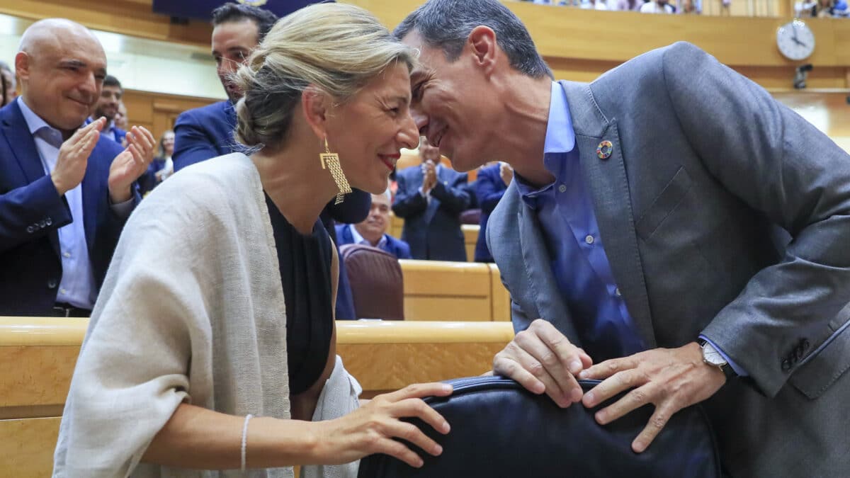 MADRID, 18/10/2022.- El presidente del Gobierno, Pedro Sánchez (d), conversa con la vicepresidenta segunda del Gobierno y ministra de Trabajo y Economía Social, Yolanda Díaz (i), antes del pleno del Senado, donde comparecerá para informar de las últimas medidas económicas y fiscales del Ejecutivo y el papel de las comunidades autónomas en su aplicación, este martes en Madrid. EFE/ Fernando Alvarado