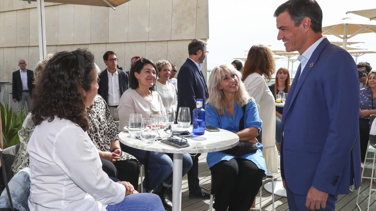 Sánchez conversa con las 'kellys' en Palma de Mallorca.