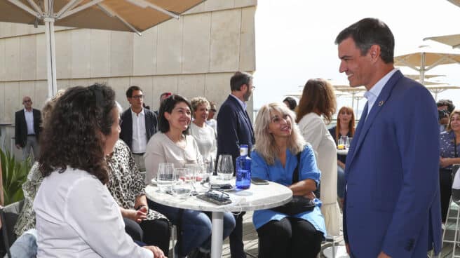 Sánchez conversa con las 'kellys' en Palma de Mallorca.