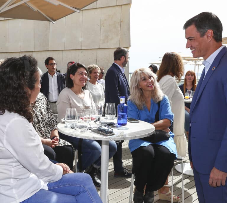 Sánchez se compromete a dignificar a las 'kellys' para que "el turismo siga creciendo"