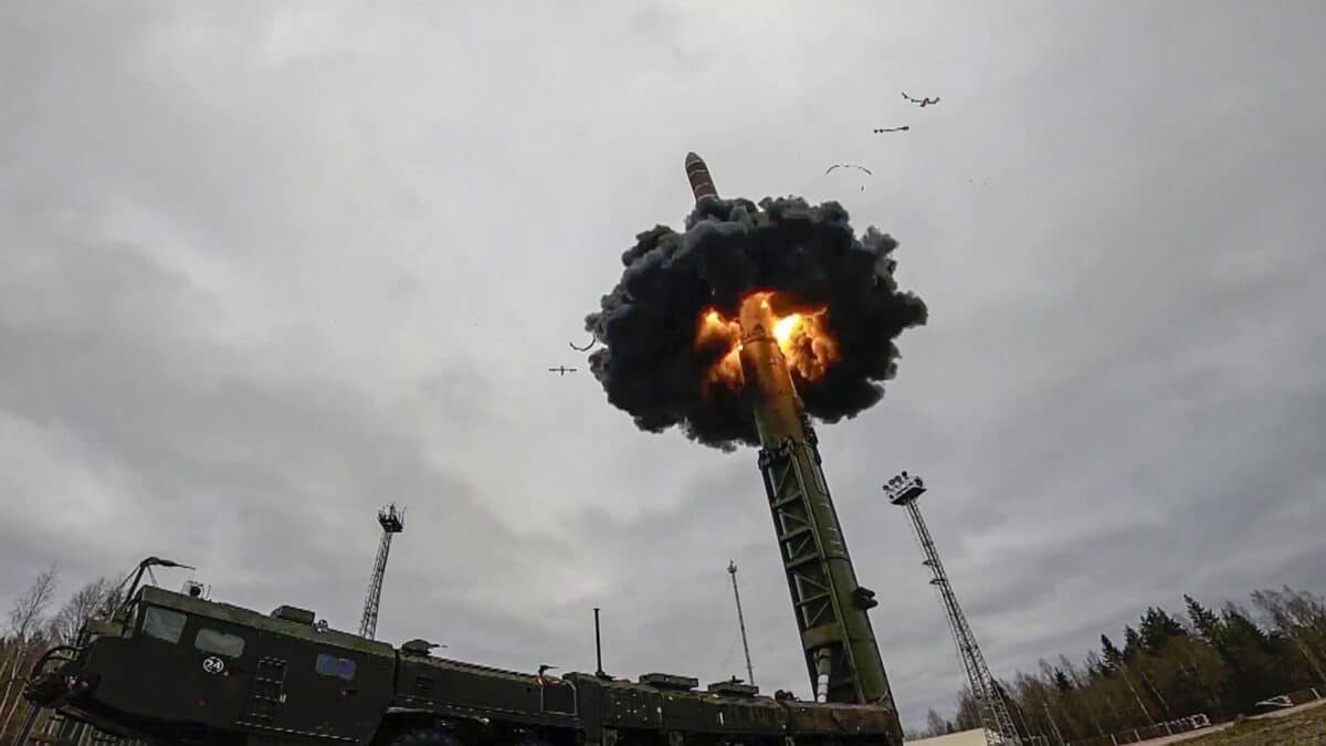 Rusia lanza un misil durante sus ensayos militares en Plesetsk.