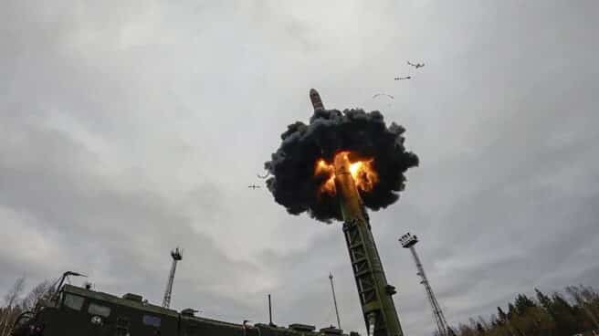Rusia lanza un misil durante sus ensayos militares en Plesetsk.