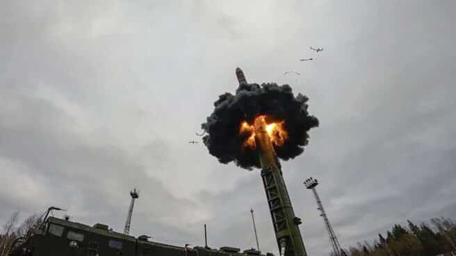 Rusia lanza un misil durante sus ensayos militares en Plesetsk. Rusia lanza un misil durante sus ensayos militares en Plesetsk.