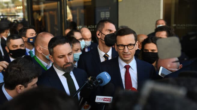 El presidente de Vox, Santiago Abascal, y el primer ministro de Polonia, Mateusz Morawiecki.