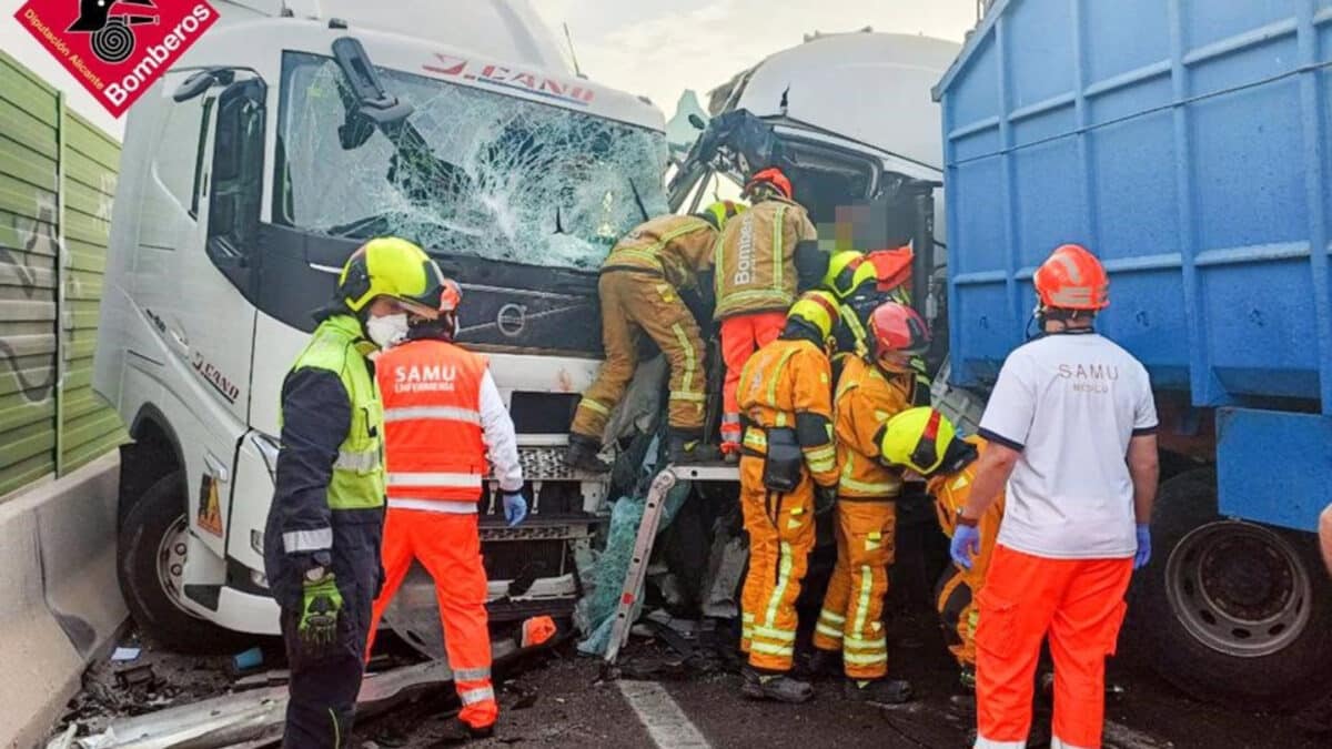 Accidente entre camiones y turismos