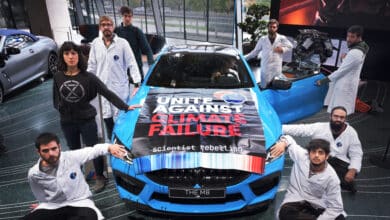 Científicos españoles detenidos en Alemania tras una protesta climática en un concesionario de coches de lujo