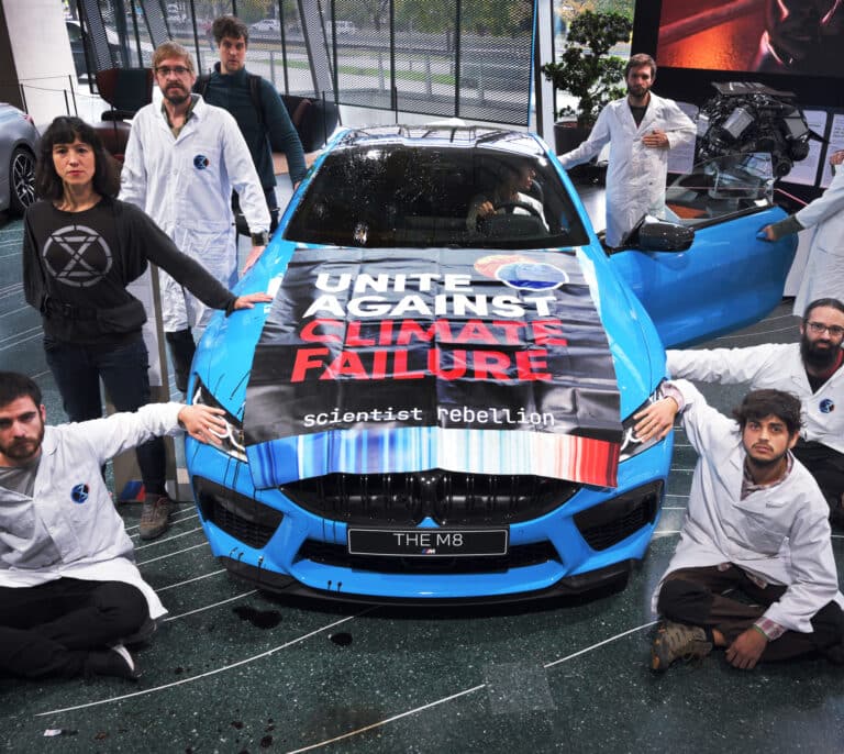 Científicos españoles detenidos en Alemania tras una protesta climática en un concesionario de coches de lujo