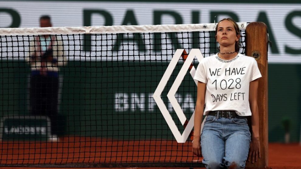 Activista francesa encadenada a la red en Roland Garros.