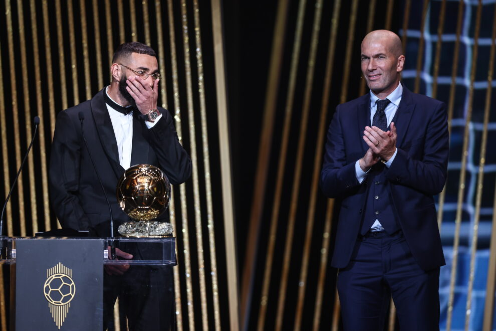 Karim Benzema (L) del Real Madrid recibe el Trofeo Men'Äôs Ballon d'Or del ex futbolista Zinedine Zidane durante la ceremonia Ballon d'Or en París