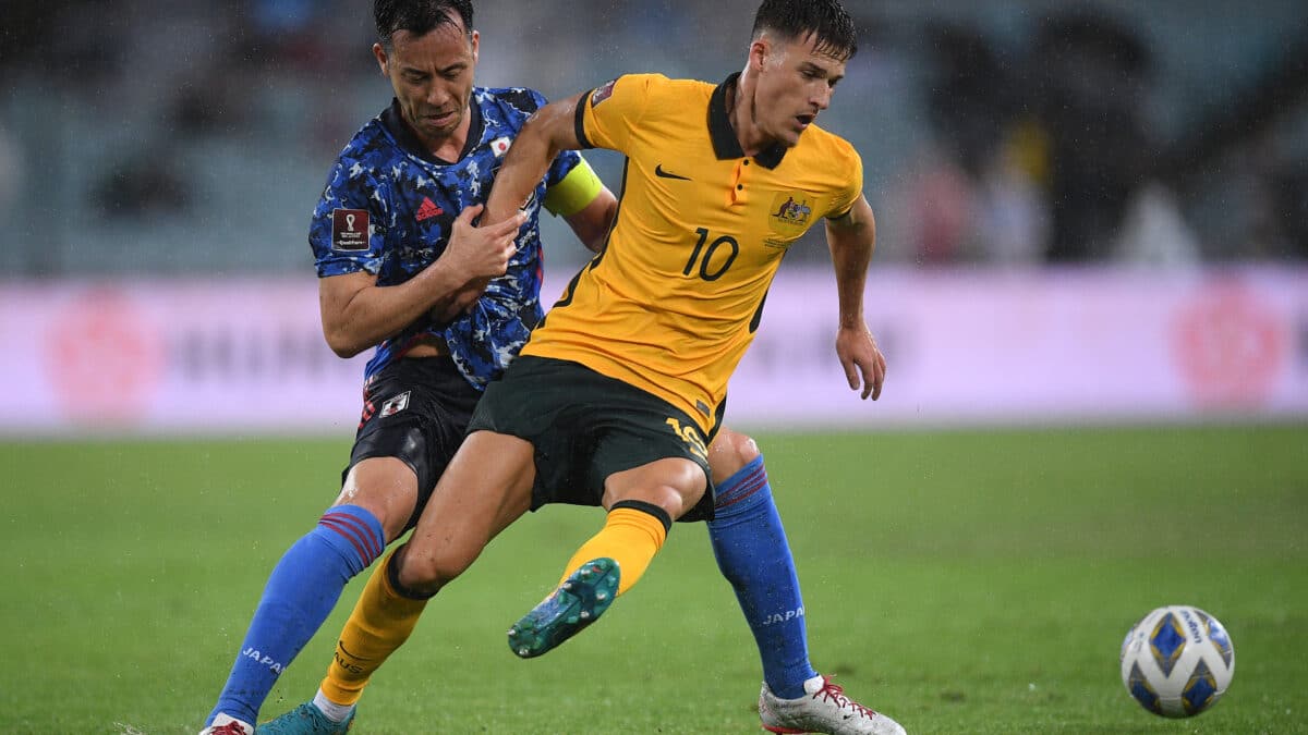 Ajdin Hrustic controla un balón durante un partido entre Australia y Japón.