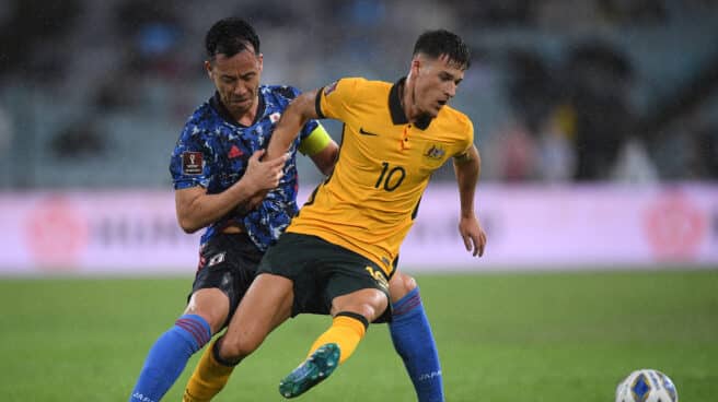 Ajdin Hrustic controla un balón durante un partido entre Australia y Japón.