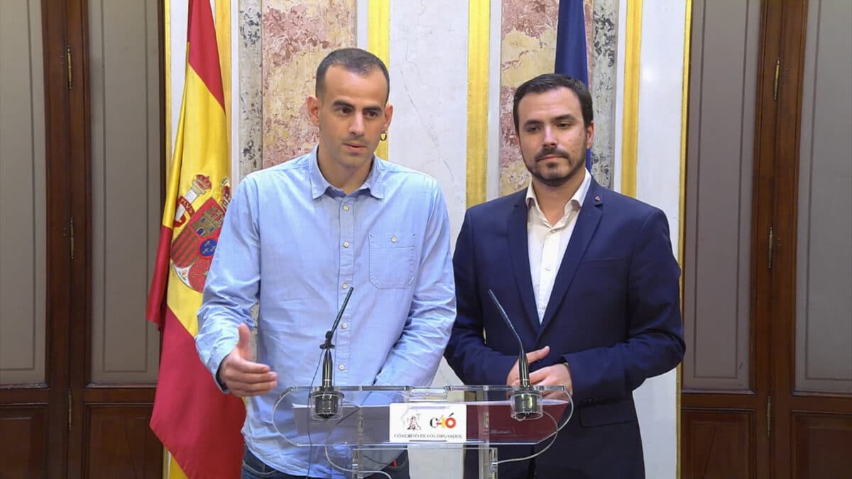 El diputado de Unidas Podemos, Miguel Ángel Bustamante, junto a Alberto Garzón.