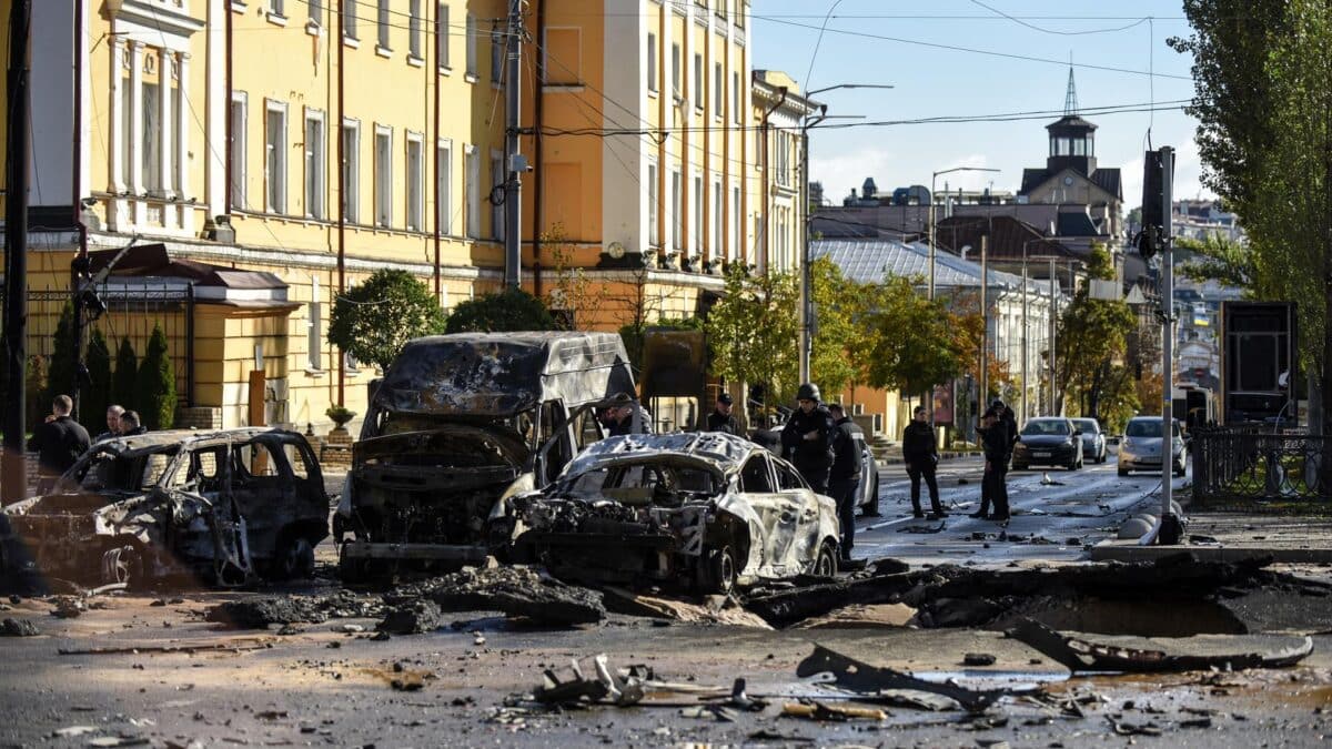 Coches calcinados tras el ataque con misiles al centro de Kiev.