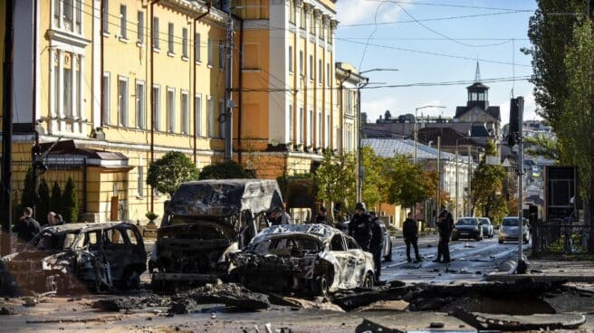 Coches calcinados tras el ataque con misiles al centro de Kiev.