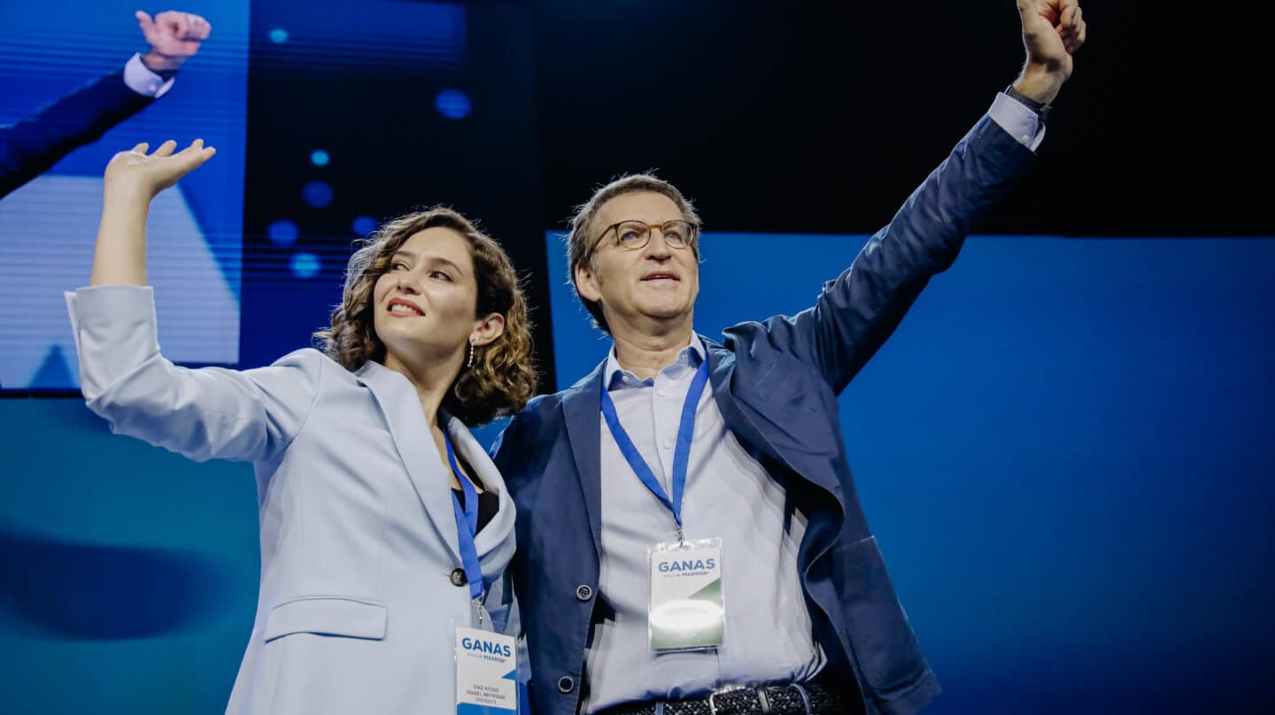 La presidenta de la Comunidad de Madrid, Isabel Díaz Ayuso, y el presidente del PP nacional, Alberto Núñez Feijóo, saludan a los asistentes a la clausura del XVII Congreso del PP de Madrid