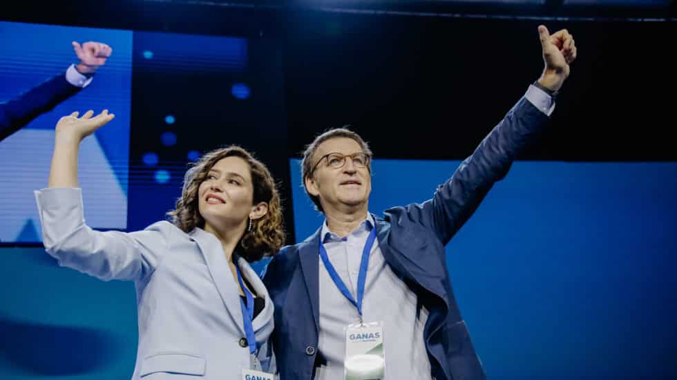 La presidenta de la Comunidad de Madrid, Isabel Díaz Ayuso, y el presidente del PP nacional, Alberto Núñez Feijóo, saludan a los asistentes a la clausura del XVII Congreso del PP de Madrid