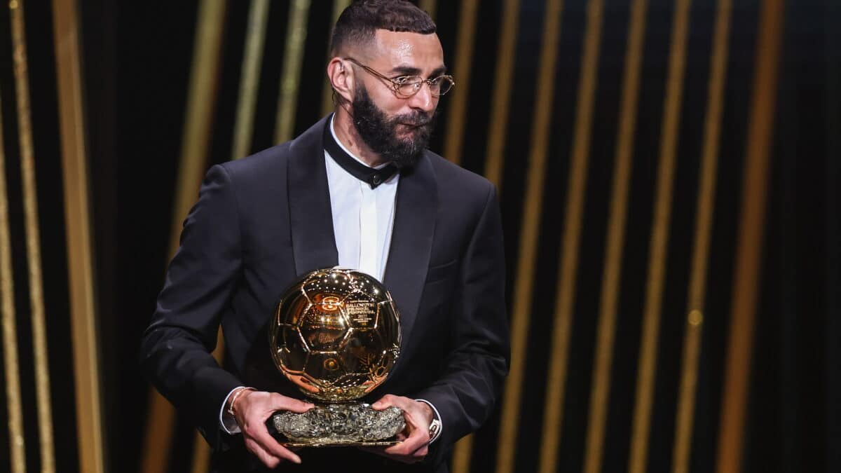 Karim Benzema del Real Madrid recibe el Trofeo Men'Äôs Ballon d'Or durante la ceremonia del Balón de Oro en París,