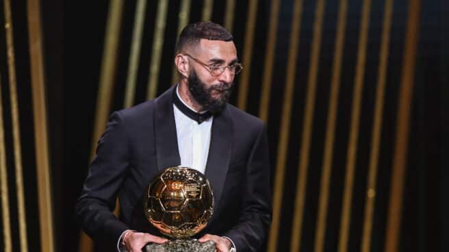 Karim Benzema del Real Madrid recibe el Trofeo Men'Äôs Ballon d'Or durante la ceremonia del Balón de Oro en París,