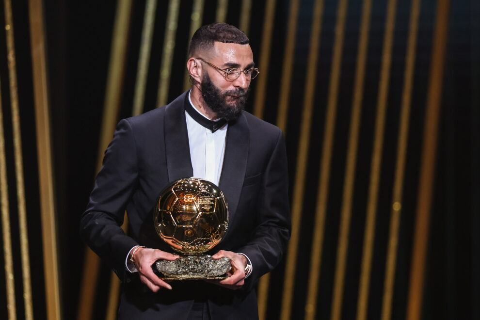 Karim Benzema del Real Madrid recibe el Trofeo Men'Äôs Ballon d'Or durante la ceremonia del Balón de Oro en París,