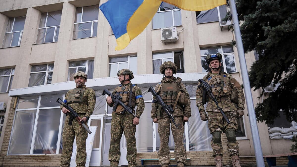Soldados ucranianos izan la bandera en Limán, en la región de Donetsk, tras liberar la ciudad.