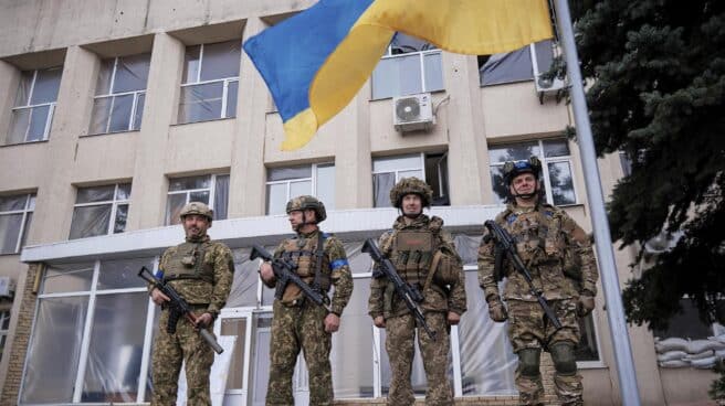 Soldados ucranianos izan la bandera en Limán, en la región de Donetsk, tras liberar la ciudad.